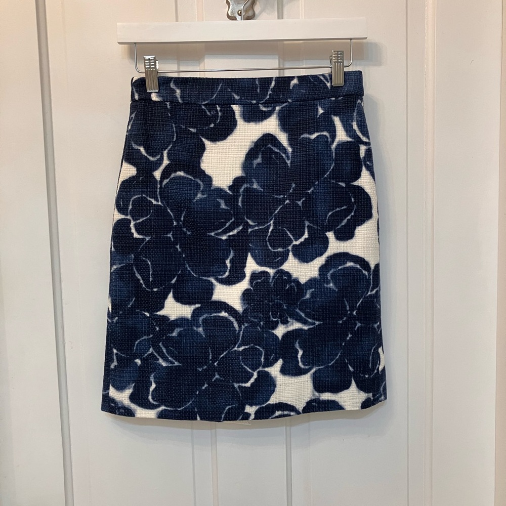J. Crew Canterbury Bells Navy Floral Pencil Skirt size 0 - Picture 2 of 9